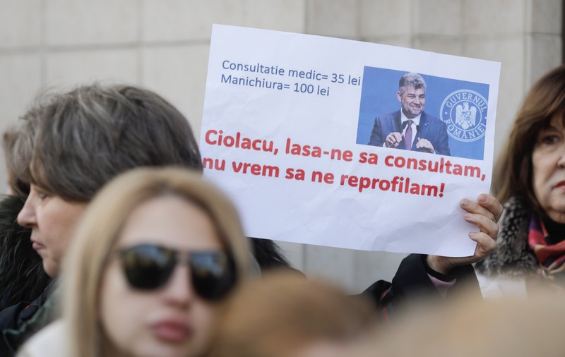 Protest al medicilor de familie, în faţa Casei Naţionale de Asigurări de Sănătate: „Ciolacu, lasă-ne să consultăm, nu vrem să ne reprofilăm”