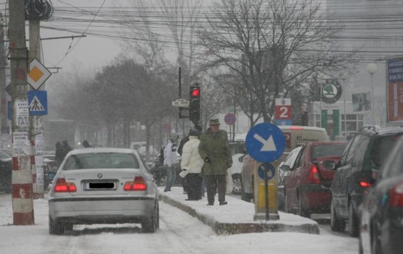 Ninsoarea a defectat mai multe semafoare din Capitală. Află în ce intersecţii sunt probleme
