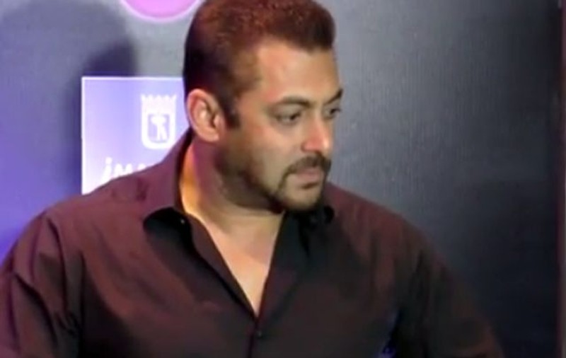 Salman Khan, scos din sărite de un reporter care l-a întrebat când se însoară cu Iulia Vântur | VIDEO