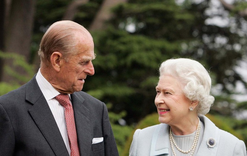 Regina Elizabeta și prințul Philip sărbătoresc 70 de ani de căsnicie printr-o ceremonie la Palatul Windsor