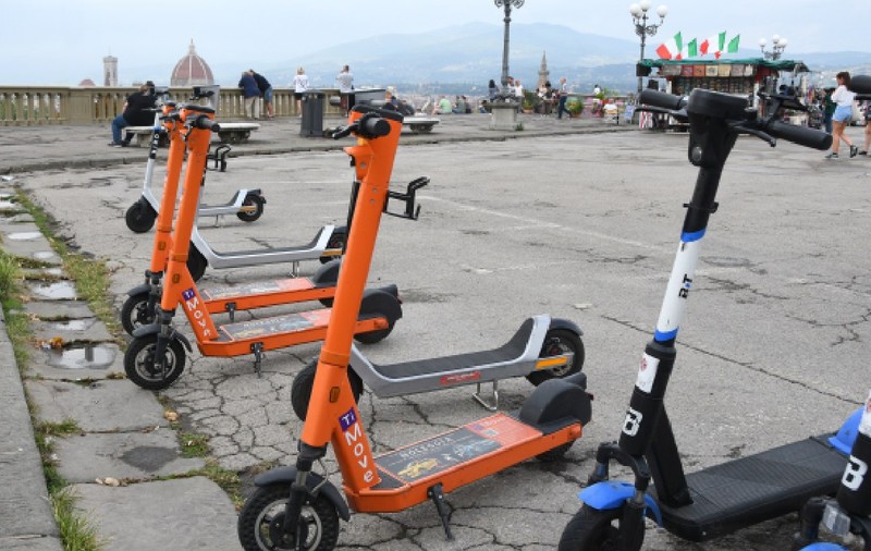 Trotinetele de închiriat vor fi interzise în Florența din aprilie 2026