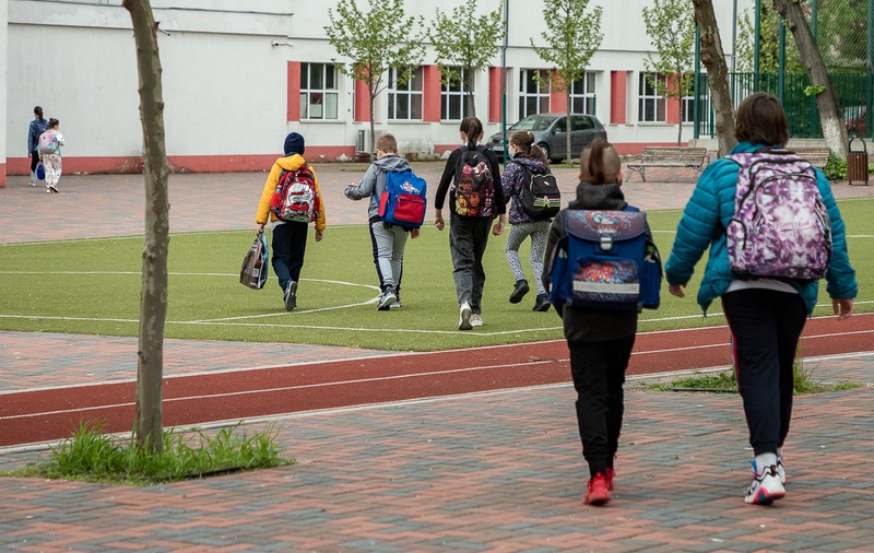 Decizia privind reluarea cursurilor care îi nemulțumește și pe elevi, și pe părinți, și pe profesori. „Ne-a pus unii împotriva celorlalți”