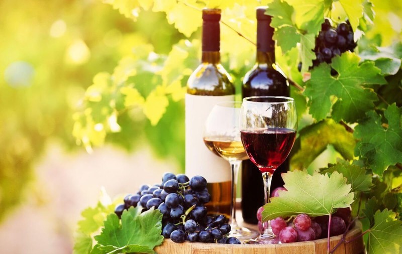 Ce vin se potrivește la friptură, sarmale sau cozonac. Sfaturile specialiștilor pentru masa de Crăciun