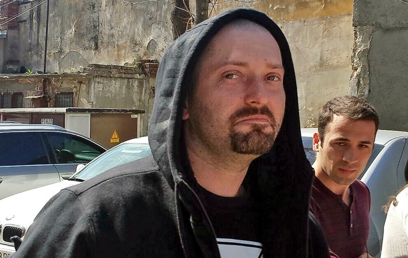 Cazul ciudat al pacientului Cheloo. Cum a ajuns artistul să fie încătușat și umilit pe stradă, deși se afla în custodia unui echipaj medical