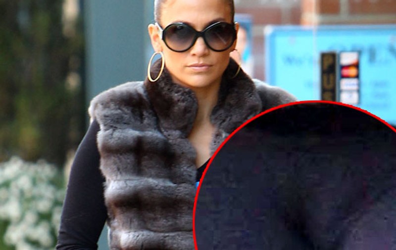 Pare de-a dreptul înfofolită, de fapt parcă ar fi ieşit fără chiloţi pe stradă! Jennifer Lopez, suprinsă cu ruşinea la vedere | FOTO