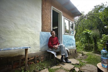 Petre, 73 de ani, nu s-a îndurat să abandoneze casa în care a crescut