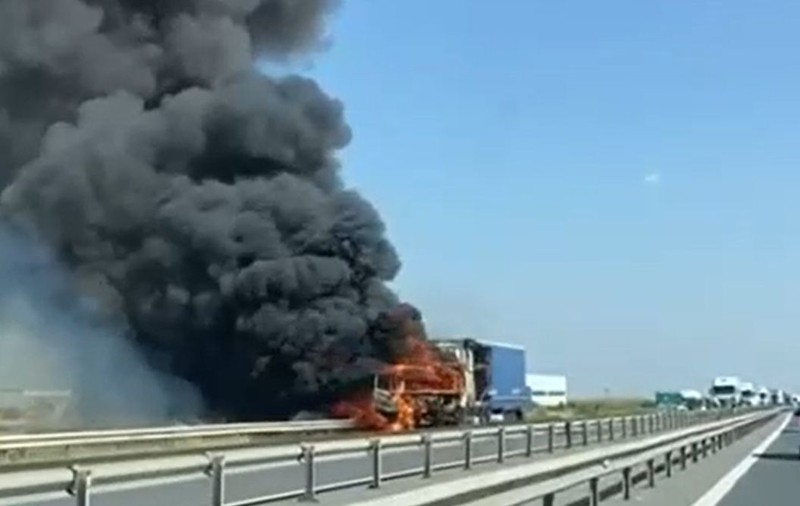 Un TIR a luat foc pe autostrada A1. Traficul pe sensul Bucureşti - Piteşti este restricționat