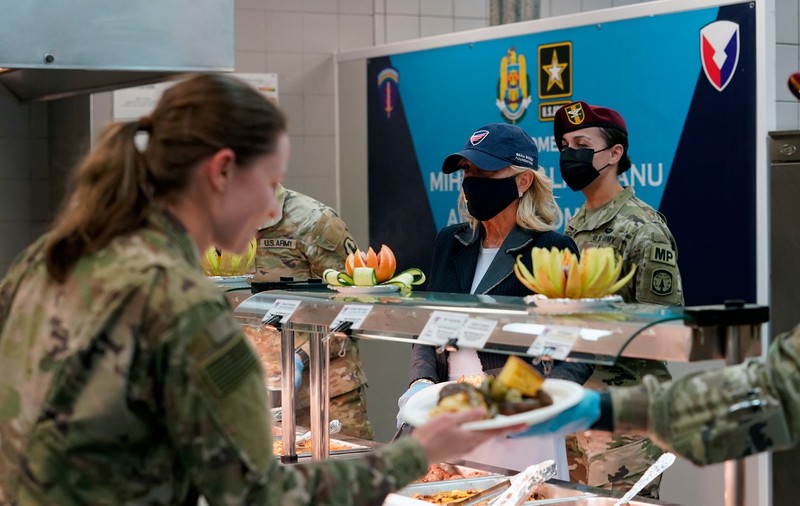 Imagini de la vizita lui Jill Biden la baza militară de la Mihail Kogălniceanu. Prima Doamnă, la masă alături de soldații americani