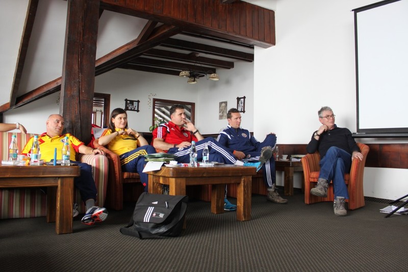 Aurel Ţicleanu (primul din stânga) pare foarte "pătruns" de cele prezentate la acest team-building federal FOTO: www.razvanburleanu.ro
