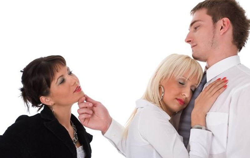 Adela vă sfătuieşte în sex şi iubire. "Mi-a spus că îmi oferă orice, numai să rup logodna şi să rămân cu ea"