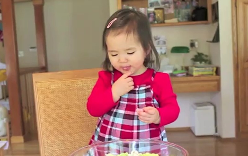 Nu îţi lăsa copilul să prepare salata! Iată ce se poate întâmpla | VIDEO