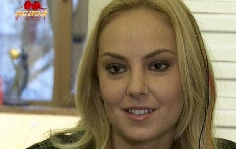 Roxana Ionescu își pune tatăl să-i spele și să-i calce lenjeria: "E expert"