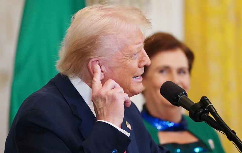 Donald Trump a folosit machiaj pentru a-și acoperi vânătaia de pe mâna dreaptă, scrie presa britanică. Ce spun medicii