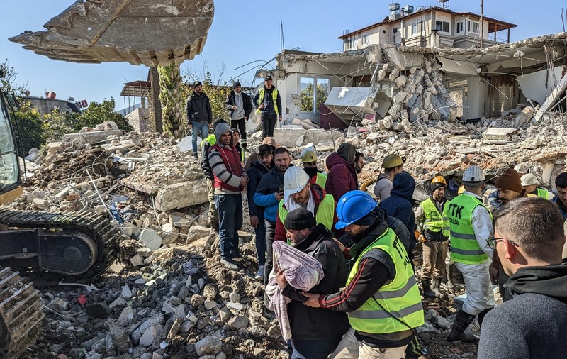 Un băieţel de 2 ani, scos în viață de sub dărâmături în orașul Antakya din Turcia, la 79 de ore de la cutremurul devastator