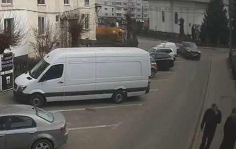 Un șofer de BMW a făcut prăpăd în Fălticeni: a lovit violent doi pietoni nevinovați, care mergeau pe trotuar, și încă doi oameni aflați într-o mașină parcată