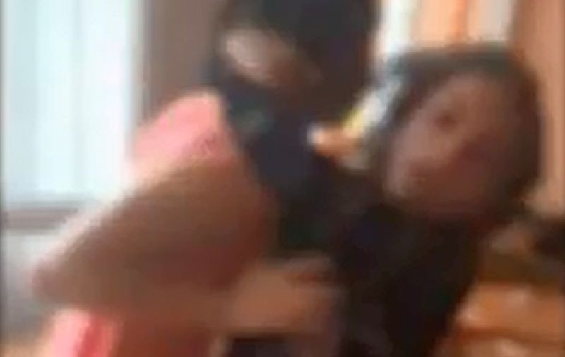 VIDEO/ Bătaie între două eleve într-un parc de joacă din Alba Iulia. Poliţia face verificări