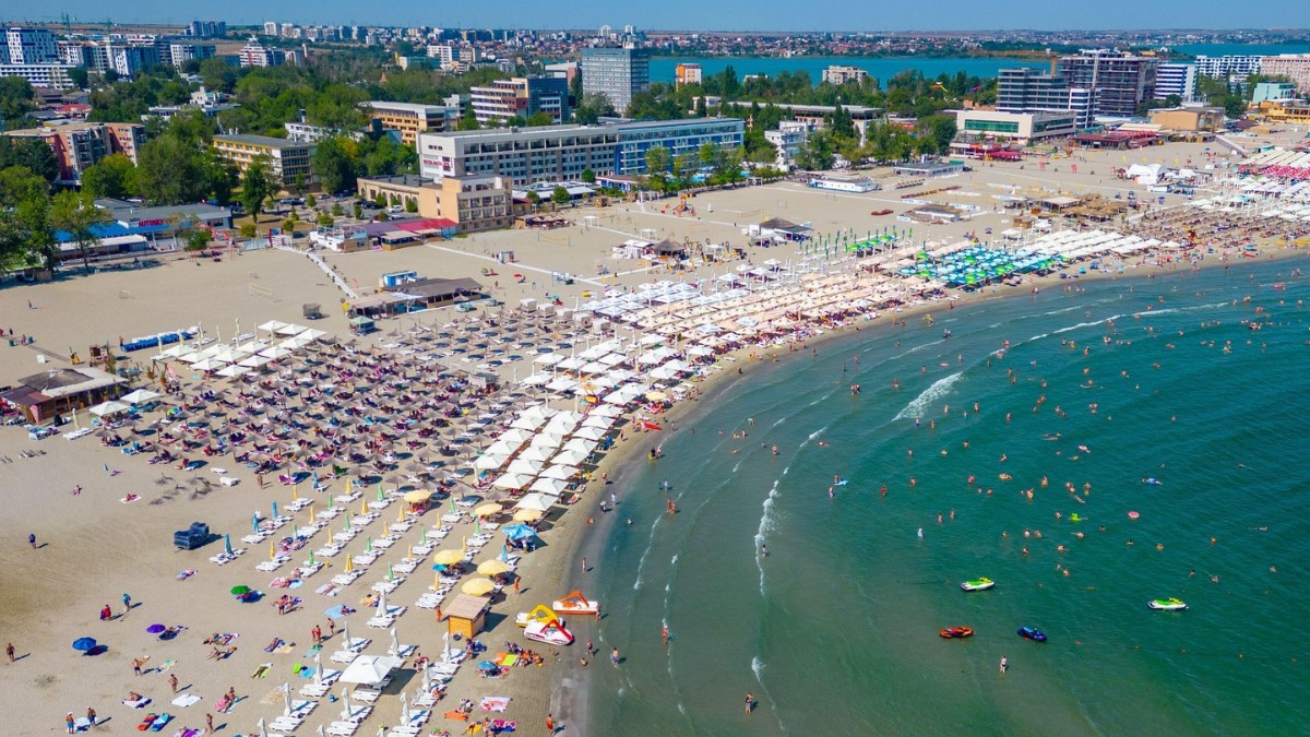 Imagine aeriană cu plaja din Mamaia, cu șezlonguri, hoteluri, umbrele