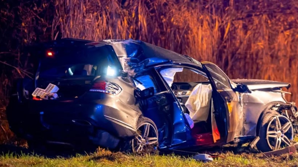 O mașina care a fost complet distrusă în timpul unui accident rutier