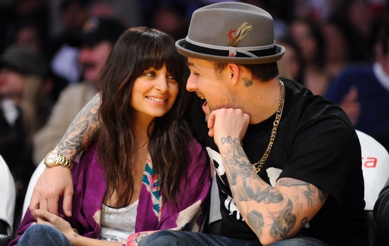 Iubitul lui Nicole Richie doarme singur, pe canapea