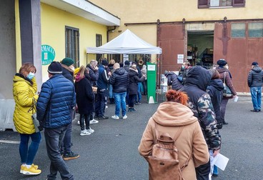 Coadă la o farmacie din Torino