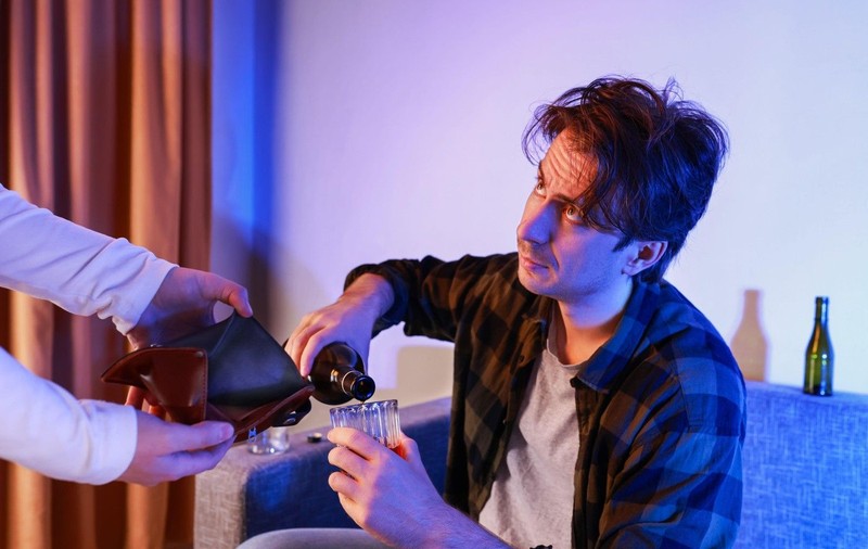Un angajat băut care și-a amenințat șefii a fost concediat, dar a dat vina pe consumul de alcool și era să câștige