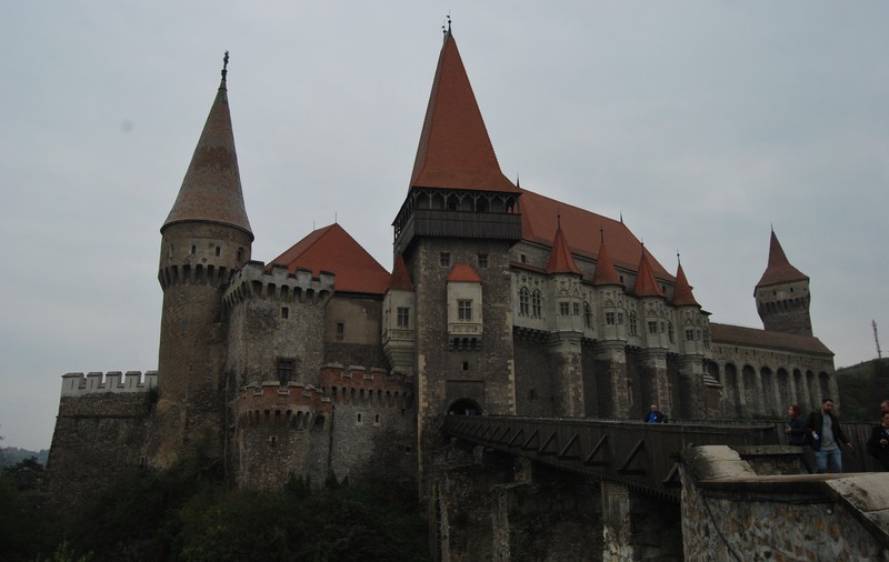 Discovery a realizat la Castelul Corvinilor o producție de groază, cu stafii și alte apariții misterioase! IMAGINI DIN TIMPUL FILMĂRILOR