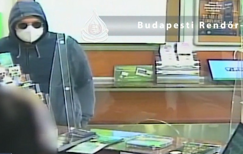 Un bărbat a încercat să jefuiască o agenție loto cu un pistol de jucărie, în Ungaria, dar a plecat cu mâna goală | VIDEO