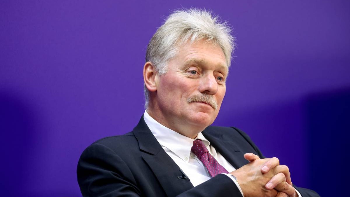 Dmitri Peskov, cu mainile impreunate, asezat. in sacou negru si camasa alba