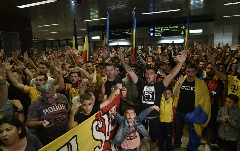 VIDEO | S-au întors eroii. Naționala de tineret, așteptată de sute de fani la aeroport