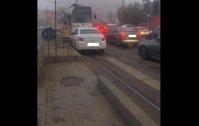 O femeie care mergea pe contrasens pe linia de tramvai a cerut vatmanului să se dea la o parte