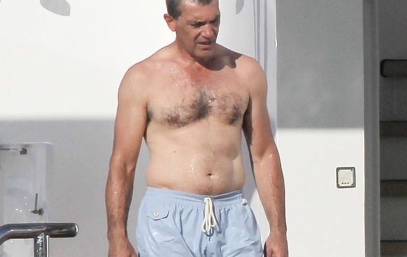 S-a lăsat carnea pe el! Uite cum arată fostul sex-simbol Antonio Banderas! | FOTO