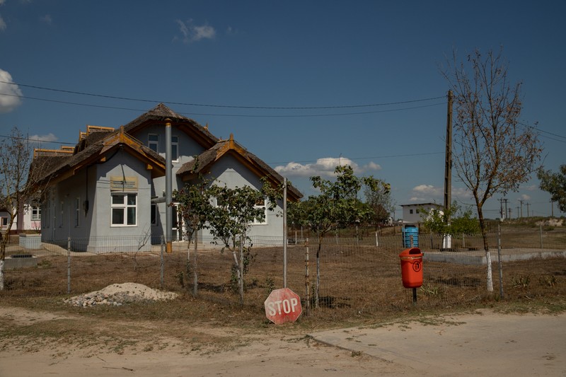 Ulițele pustii ale satului Caraorman