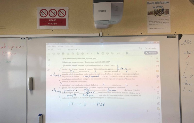 Reportaj într-o școală din Franța. Cum se descurcă elevii cu masca pe față și cum se folosește videoproiectorul în loc de “ieșitul la tablă”