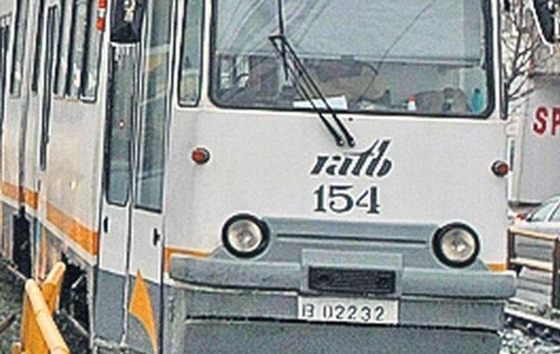 Zeci de tramvaie, BLOCATE ÎN CARTIERUL CRÂNGAŞI, din Bucureşti! O FEMEIE A CĂZUT PE ŞINE