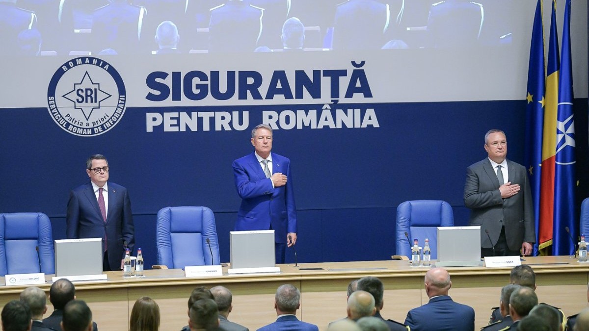 Klaus Iohannis, în sediul SRI, alături de Eduard Hellvig, directorul instituției, și premierul Nicolae Ciucă. Foto: Administrația Prezidențială