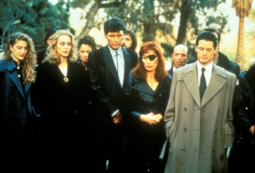Scenă din serialul Twin Peaks. Ultimul din dreapta, agentul FBI Dale Coooper, jucat de Kyle MacLachlan. Foto: Profimedia