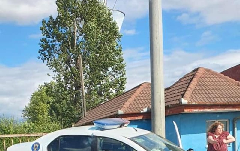 Maşină de poliţie, implicată într-un accident rutier în Hunedoara. Trei persoane, printre care şi un poliţist, rănite