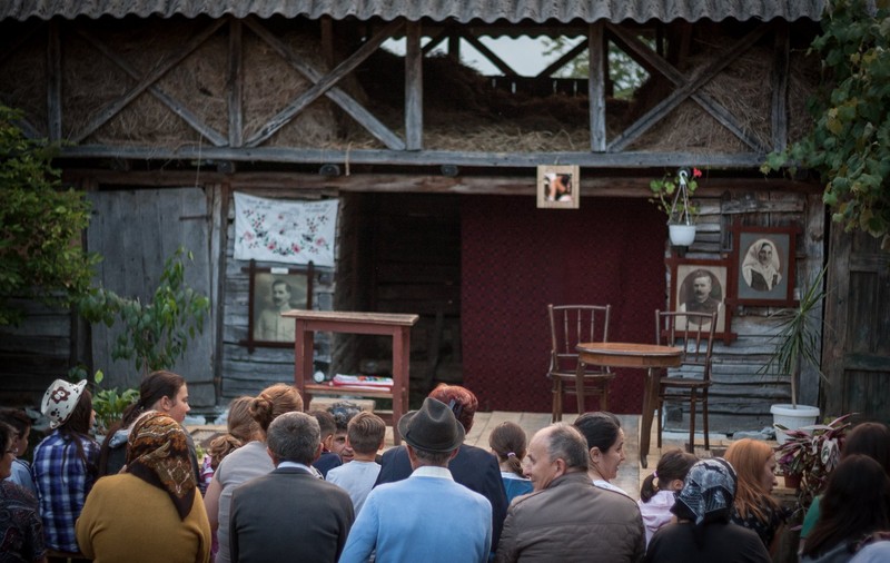 „Teatru la sat, se poate așa ceva?” Cultură’N Șură demonstrează din plin că da, jucând cu „sala plină”
