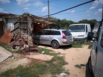 Renaultul gri, cu geamuri fumurii și roți cu 7 spițe, în curtea lui Gheorghe Dincă | Foto: Hepta