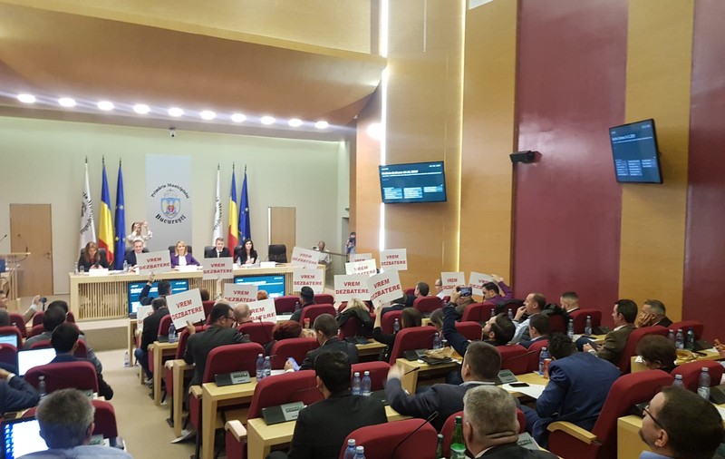 Consilierii generali PSD au venit în ședința CGMB cu pancarte cu mesajul „Vrem dezbatere”. Firea, aluzie la fake news-ul căștii lui Iohannis