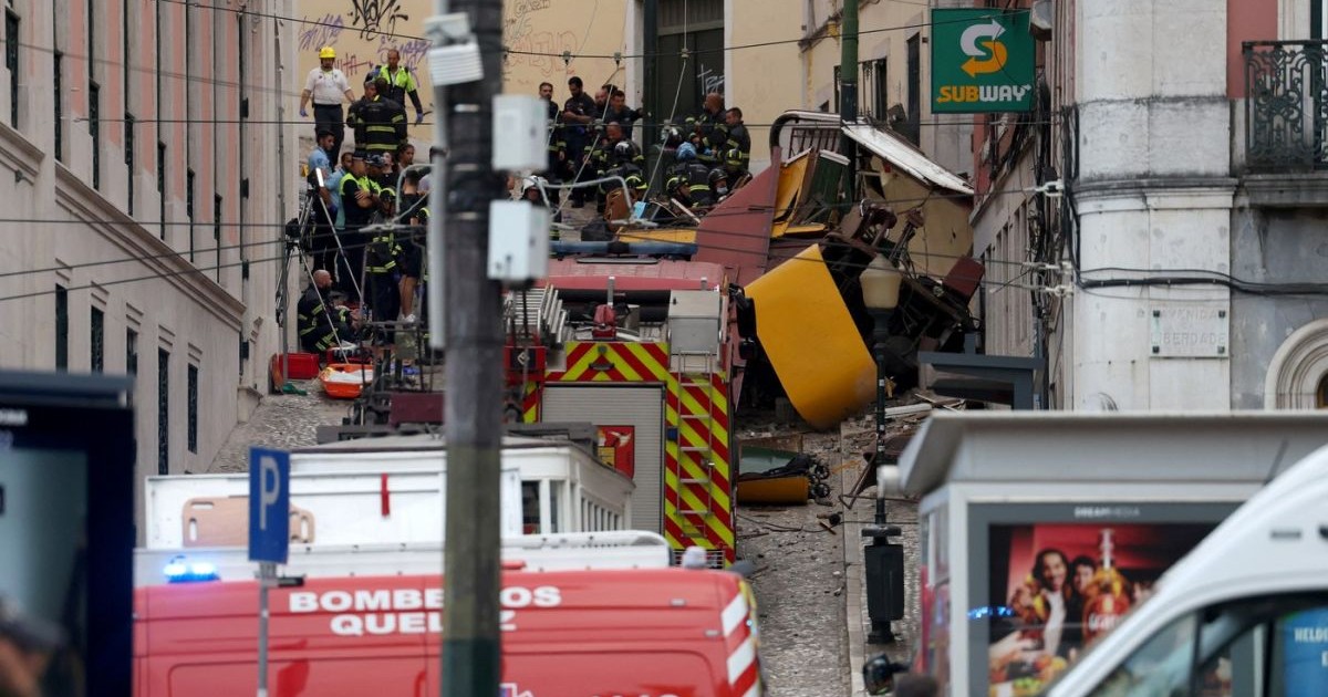 Poliția și pompierii lucrează la locul accidentului de funicular din Lisabona, pe 3 septembrie 2025