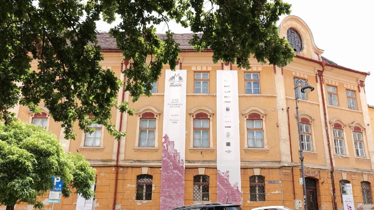 O parte a complexului fostei mănăstiri a Ursulinelor din Sibiu. Corpul de clădire prezentat este fostul sediu al Liceului Pedagogic, care a funcționat acolo.