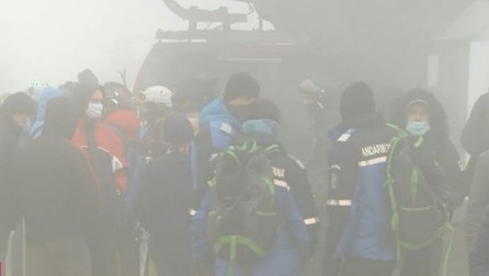 Sute de turiști s-au îngrămădit la telegondola din Sinaia (foto captura Digi.ro)