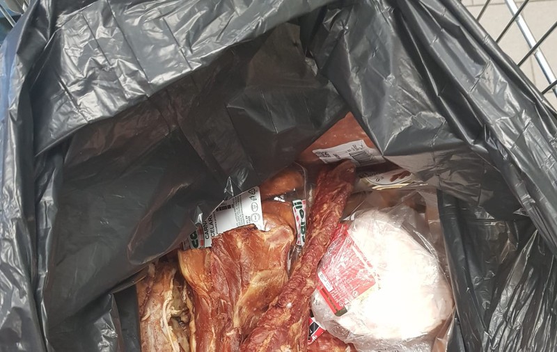 Sute de kilograme de alimente, oprite de la comercializare în două din cele mai populare stațiuni montane. Ce au descoperit inspectorii ANPC