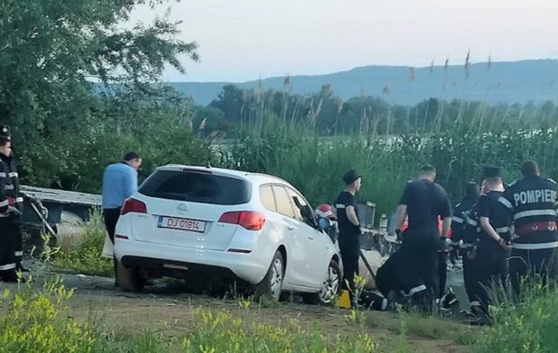 O femeie a murit sub ochii propriului copil! Mașina lăsată neasigurată a strivit-o!