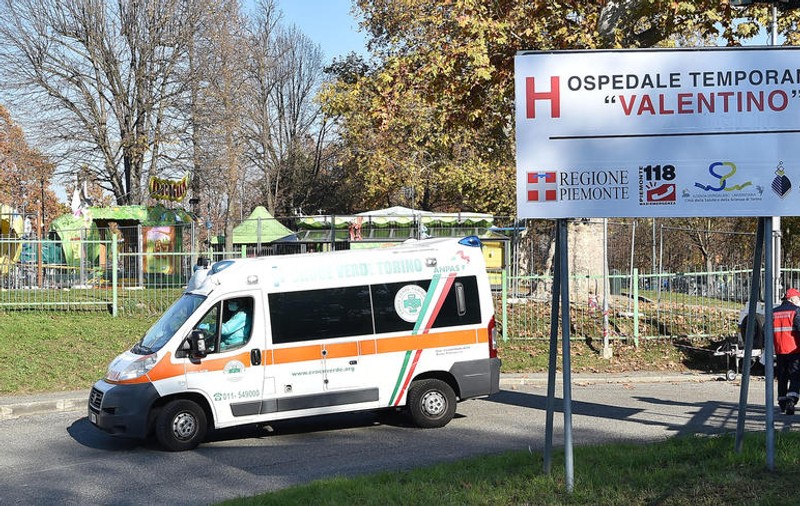 Un român din Italia a chemat ambulanța, apoi a încercat s-o fure. A fost arestat, după ce a atacat polițiștii cu o sticlă de bere