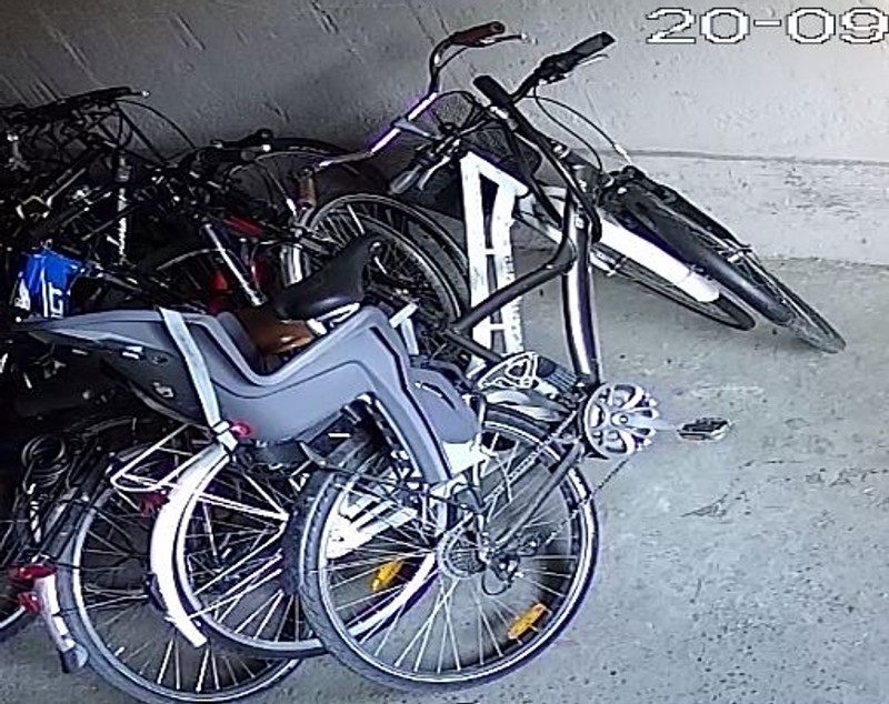 VIDEO Hoț de biciclete din Timisoara, surprins de camera care-l filmează când dă atacul. Ce face adolescentul!