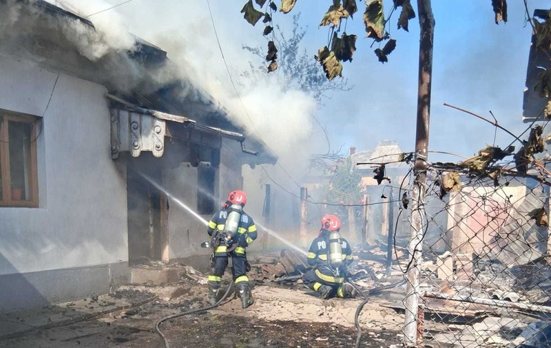 Un bărbat din Vâlcea şi-a dat foc la casă şi la magazii, s-a încuiat într-o anexă și a refuzat să iasă. Ce au făcut polițiștii și pompierii