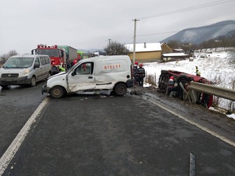 Microbuz cu nouă persoane, implicat într-un accident în lanț în comuna Vețel din Hunedoara