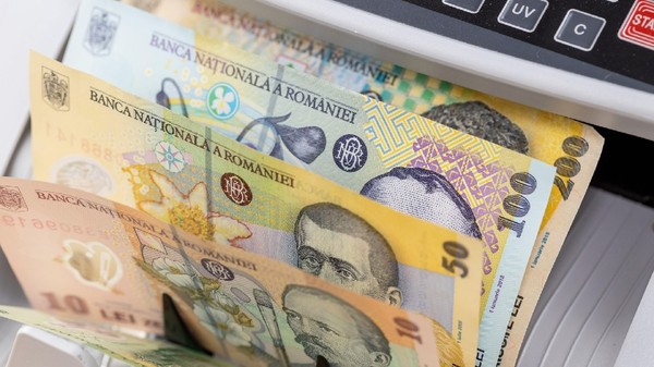 Bancnote românești în aparatul de numărat bani